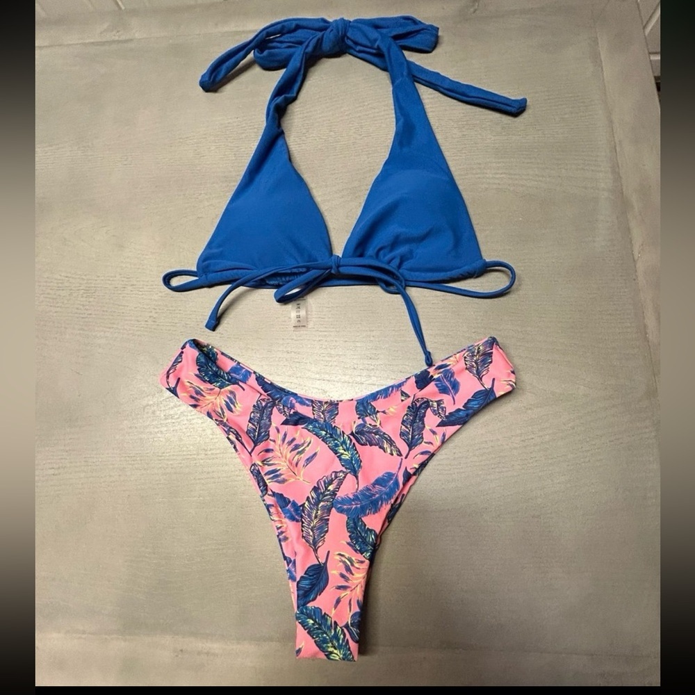Classic bikini set, brazilian bottom, have removable bra pads. Size S